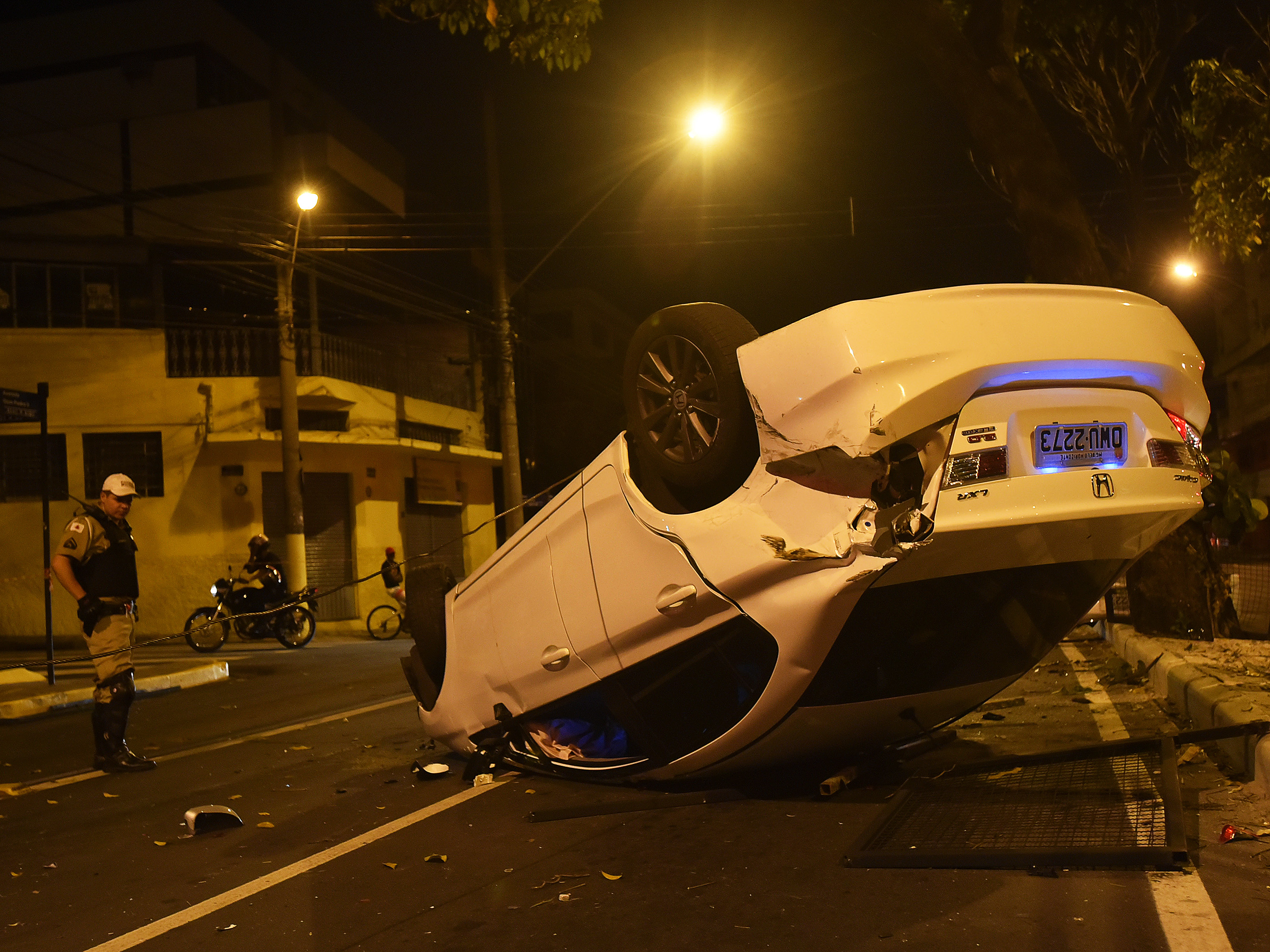 Jogador do Cruzeiro foge de blitz e capota o carro