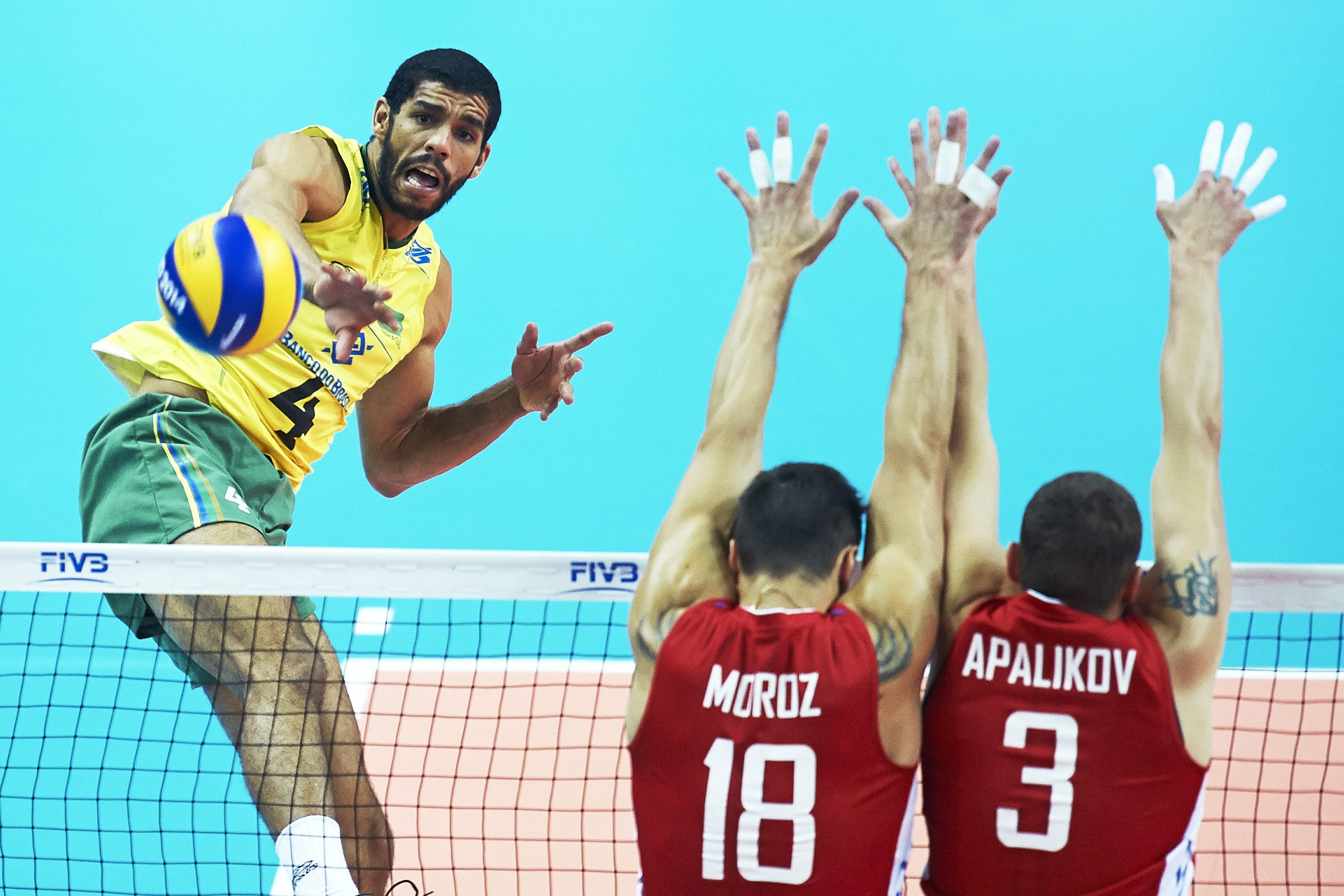 Brasil vence Rússia e segue em 1º no Mundial de Vôlei