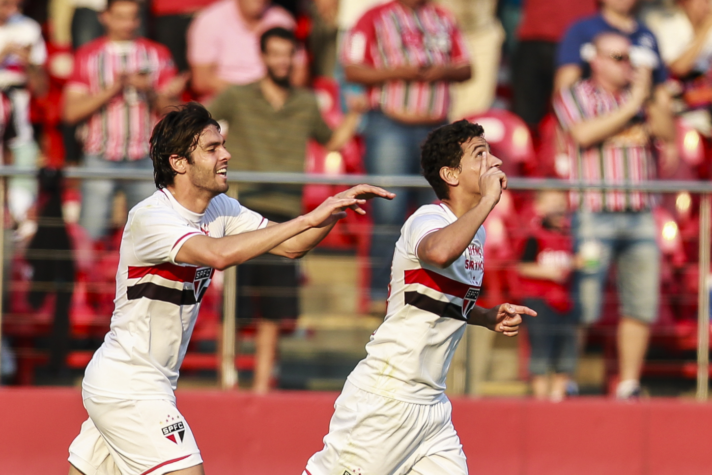 Pato e Ganso marcam, São Paulo vence e é vice-líder