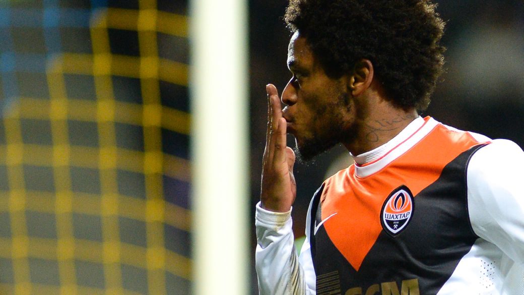 Clube bielorusso é punido por racismo contra Luiz Adriano