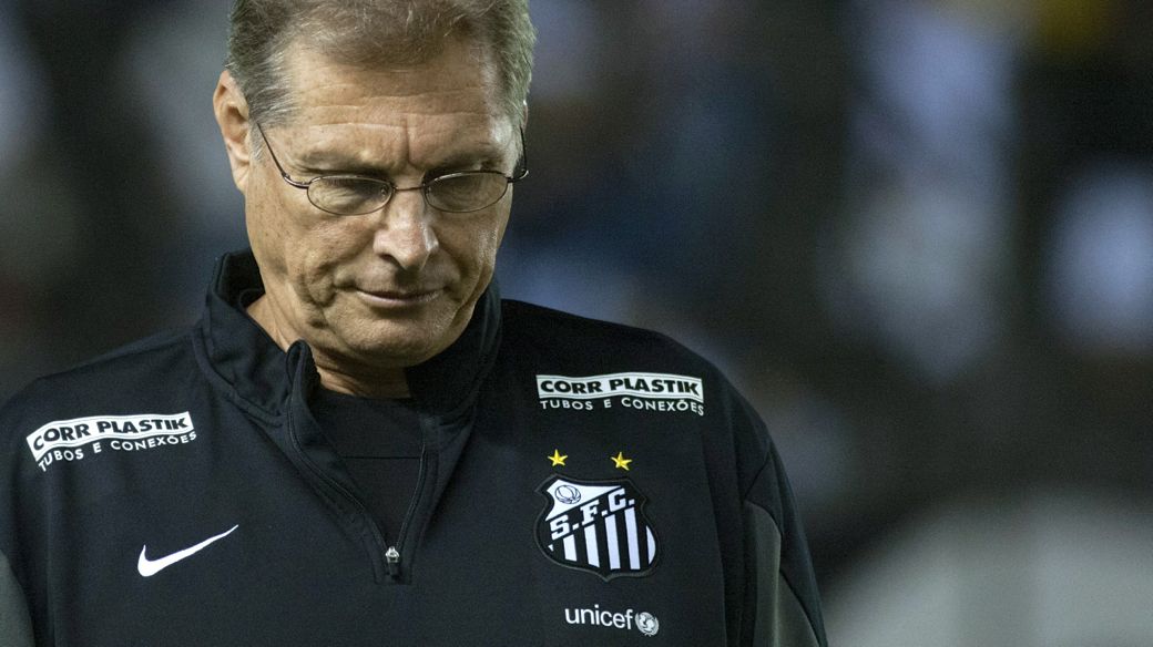 Santos demite o técnico Oswaldo e negocia com Enderson