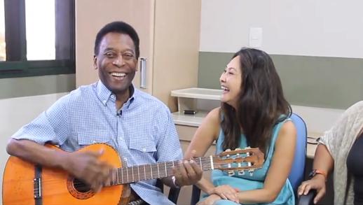 Pelé tocou violão ao lado da namorada Márcia Aoki no Hospital Albert Einstein, em São Paulo