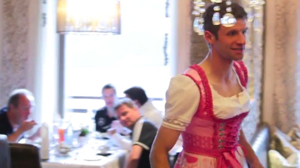 Filme da Alemanha campeã mostra Müller usando vestido