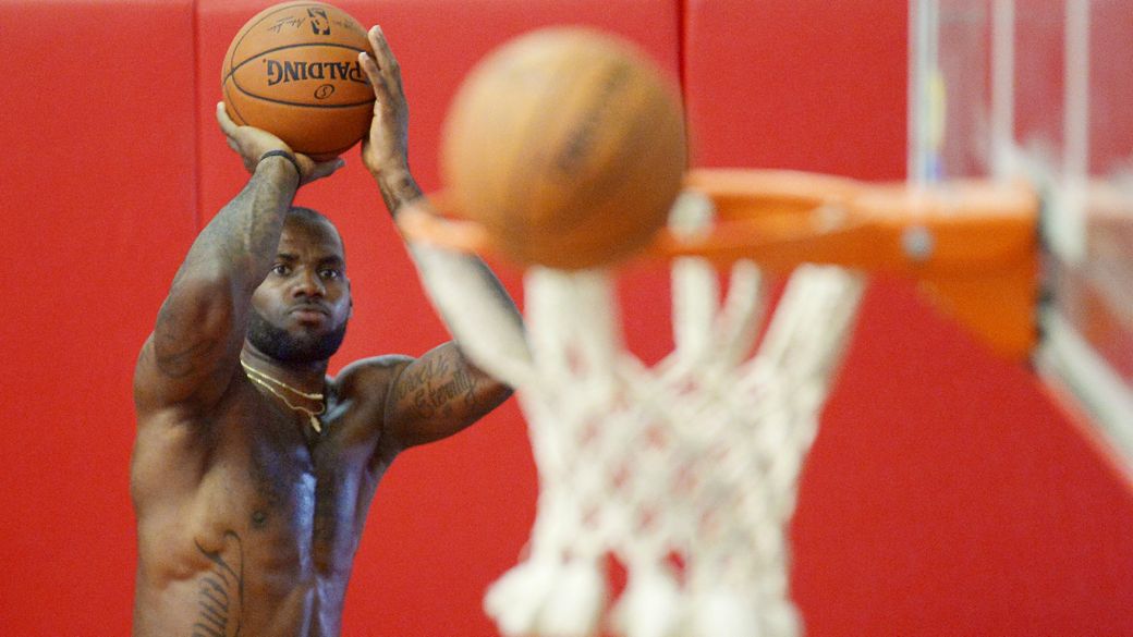 Como LeBron James se tornou o rei das quadras e um craque dos