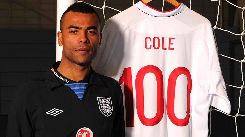 Fora da Copa, Ashley Cole se aposenta da seleção inglesa