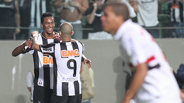 Jô e Diego Tardelli comemoram pelo Atlético-MG, que goleou e eliminou o São Paulo da Libertadores 2013