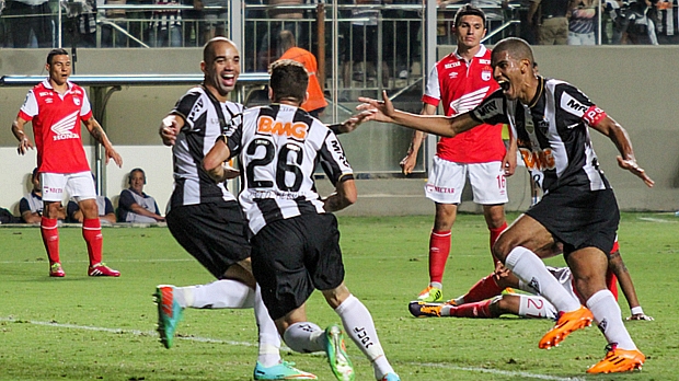 Atlético-MG e Grêmio tentam se aproximar da classificação
