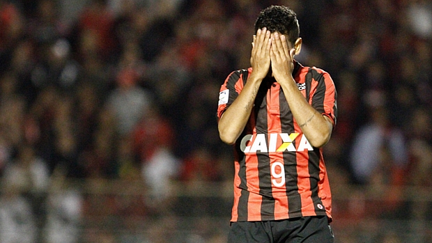 Atlético-PR perde para Vélez e vê classificação ameaçada