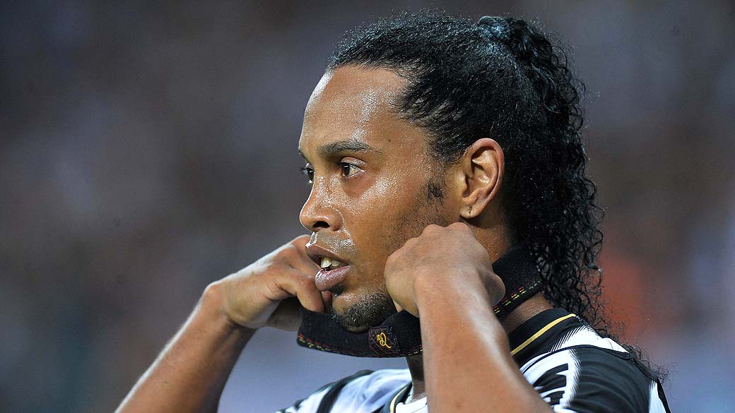 Bem longe da Copa, Ronaldinho marca em jogo na China