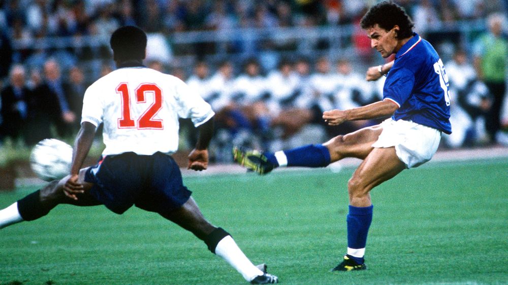 Roberto Baggio, da Itália, em ação em partida contra a Inglaterra, decisão de terceiro lugar da Copa do Mundo de 1990, em Bari