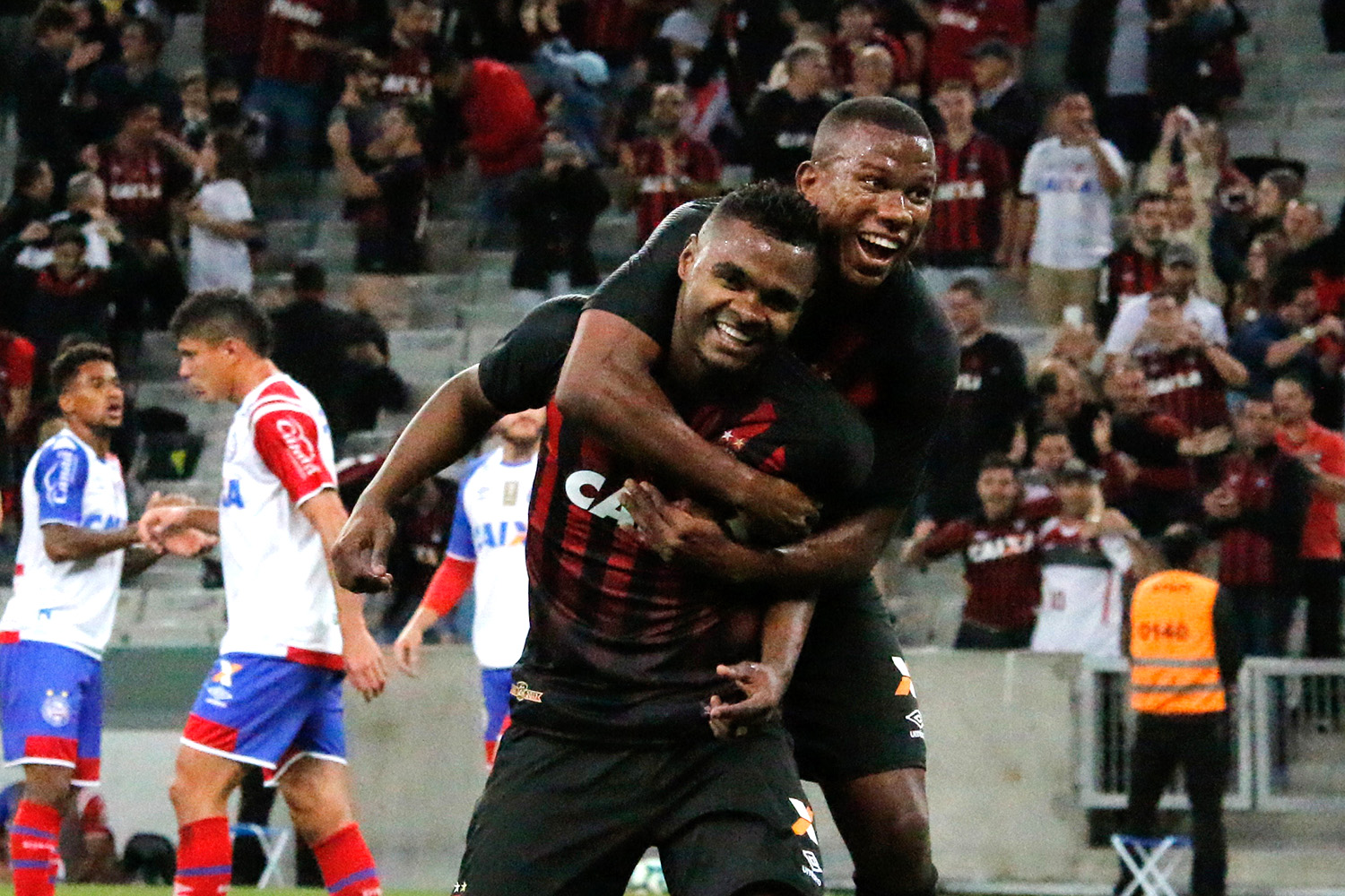 Atlético-PR goleia o Bahia e sobe para o G-6 do Brasileirão
