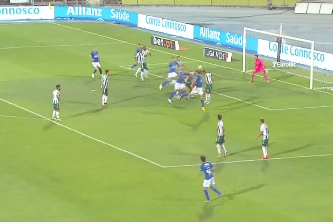Jogador enfrenta o pai e faz gol contra no Campeonato Português