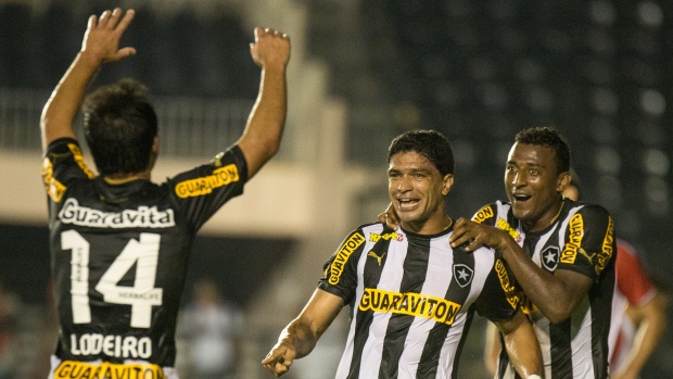 Botafogo vence o Náutico e assume liderança provisória