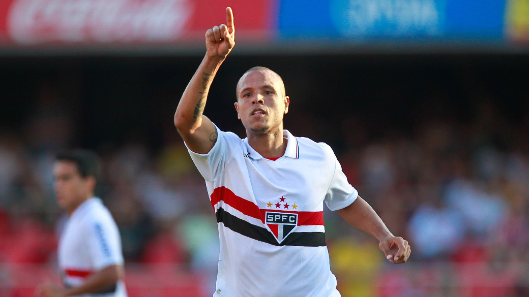 Luis Fabiano, do São Paulo, marca gol e comemora durante partida entre São Paulo x Flamengo, válido pela 13ª rodada do Campeonato Brasileiro