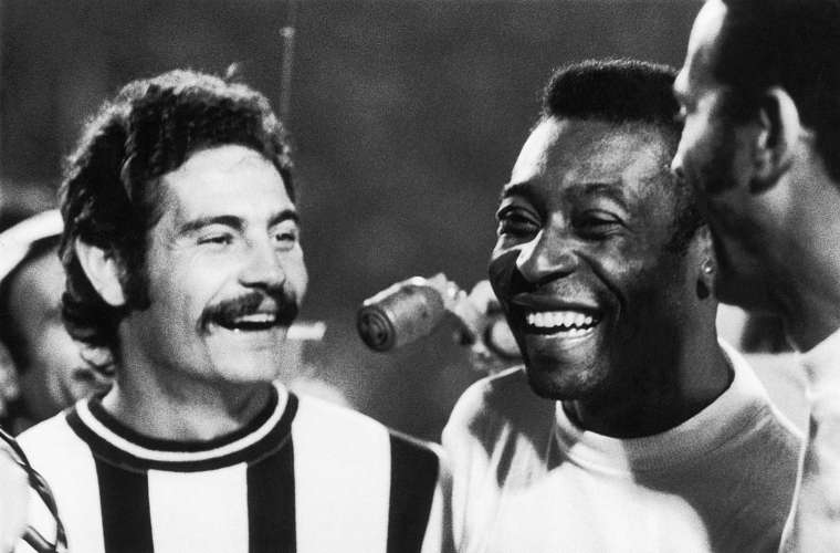carreira-pele-03-original.jpeg Rivelino, então jogador do Corinthians, e Pelé, que jogava pelo Santos, durante clássico entre os times paulistas no estádio do Pacaembu, em 1971.