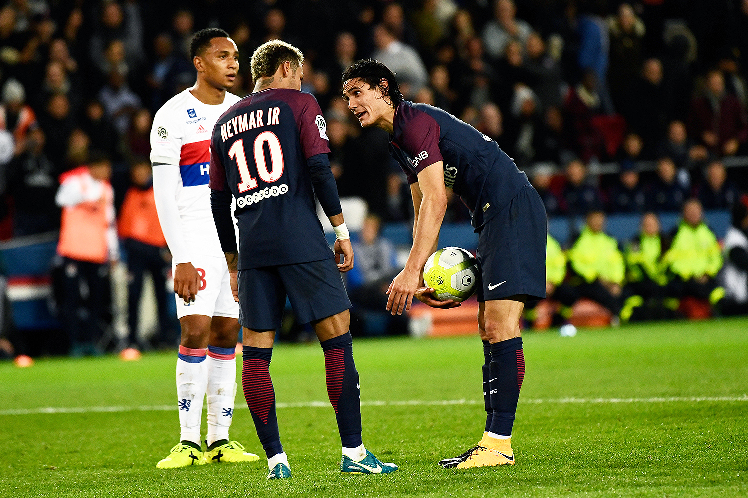 Neymar e Cavani discutem em jogo do PSG -