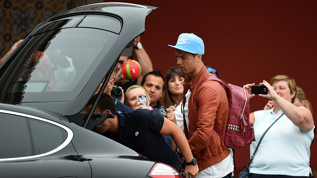 Cristiano Ronaldo se apresenta com dores na coxa