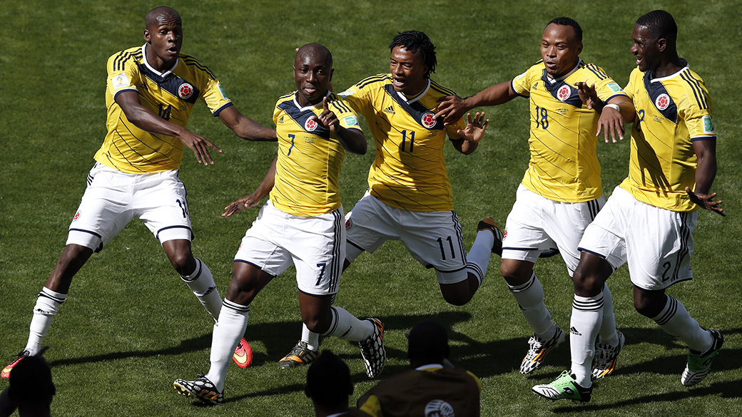 Colombianos comemoram gol contra a Grécia na estreia da Copa
