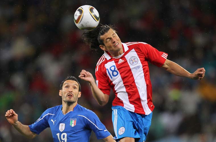 No ar, o paraguaio Nelson Valdez disputou a bola com o italiano Gianluca Zambrotta.