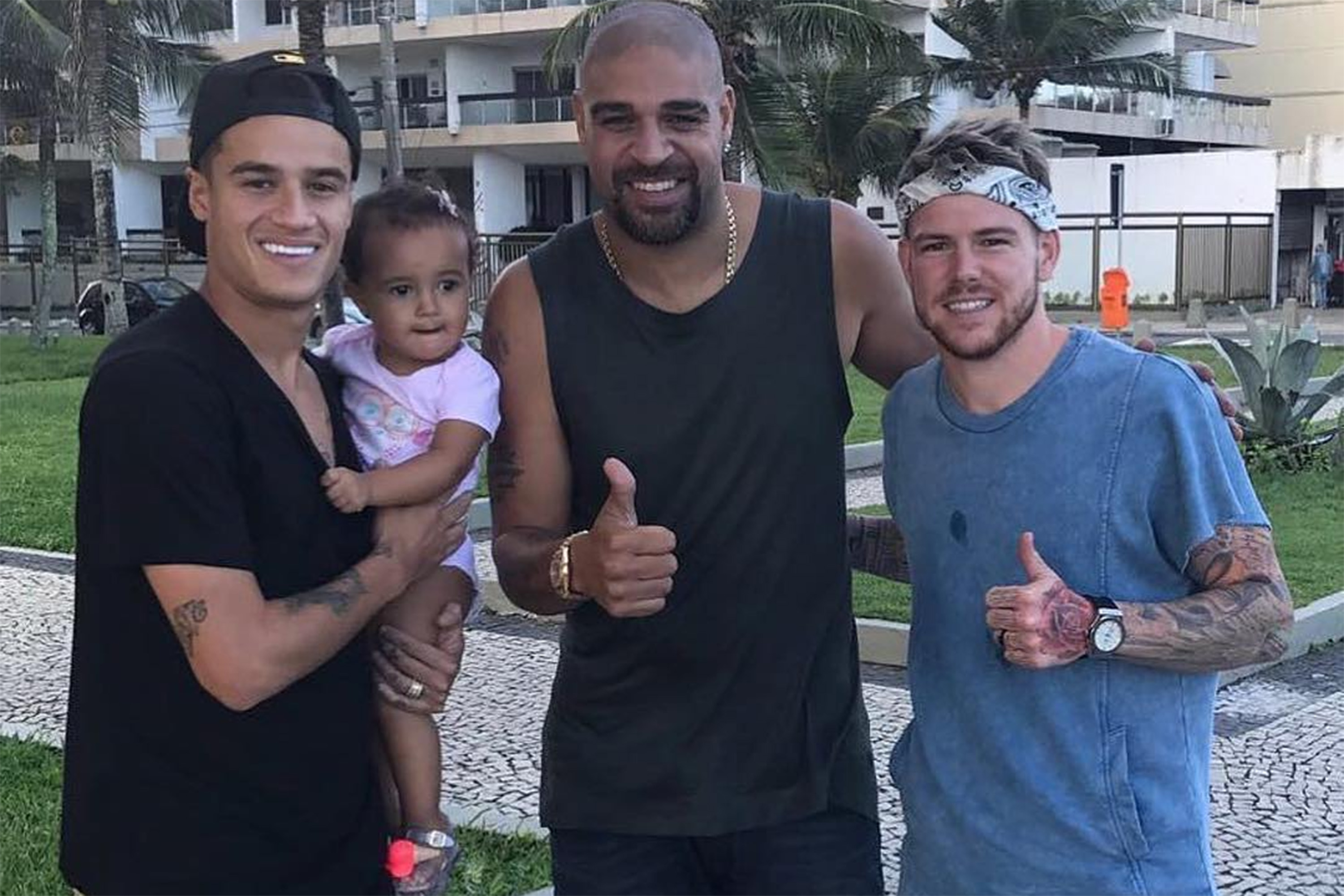Lateral do Liverpool curte férias no RJ com Coutinho e Adriano