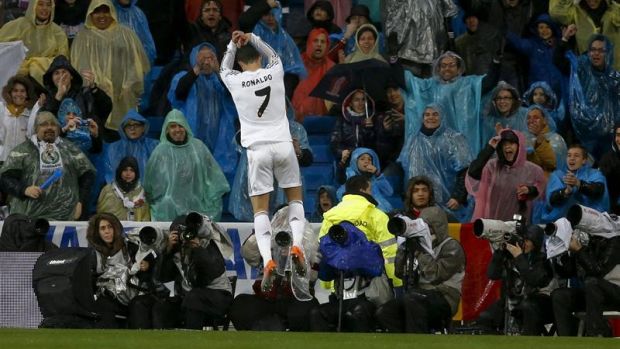 Real Madrid goleia e mantém perseguição ao líder Atlético