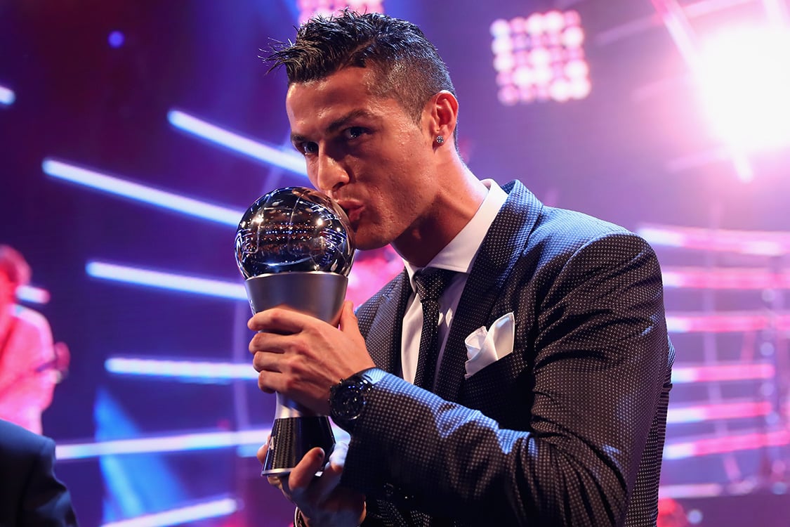 Cristiano Ronaldo é eleito melhor do mundo e empata com Messi