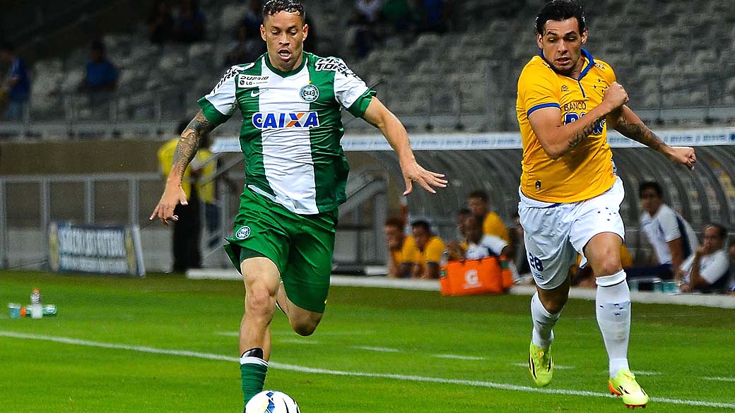 Cruzeiro vence Coritiba em jogo de cinco gols no Mineirão