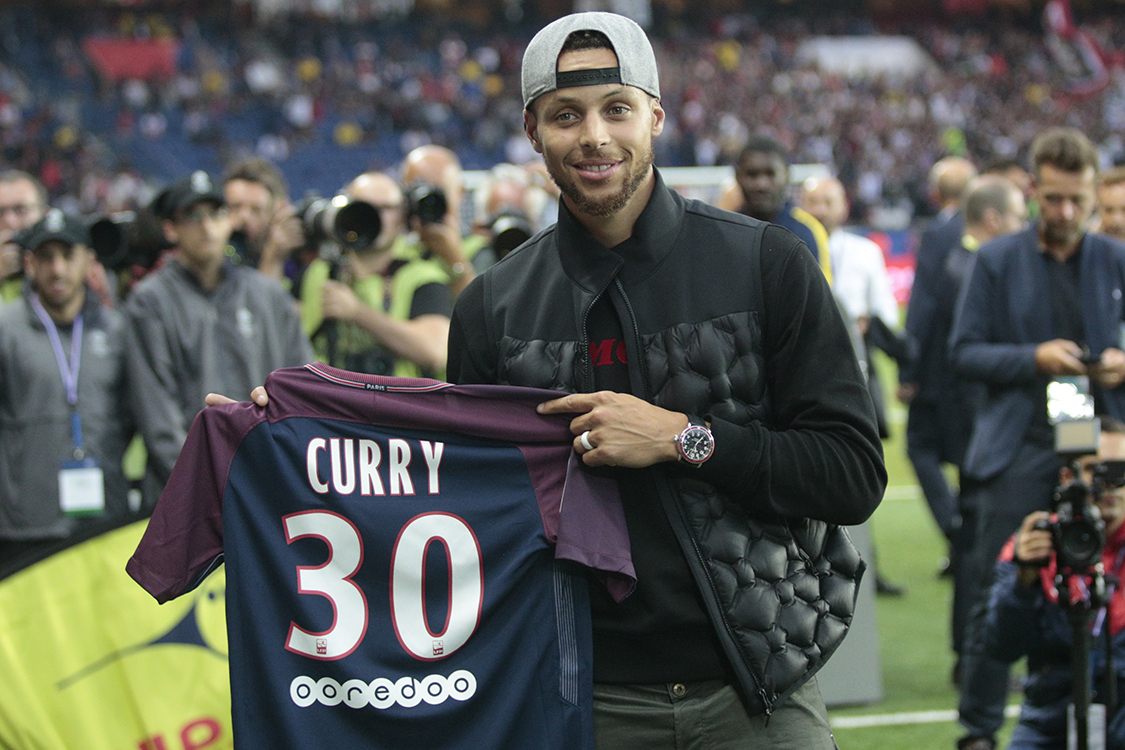 Jogador de basquete Stephen Curry posa com camisa do PSG com seu nome, durante visita ao estádio Parque dos Príncipes, em Paris