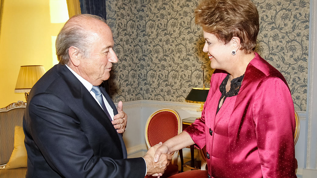 Em Londres, Blatter cobra Dilma por atrasos para Copa