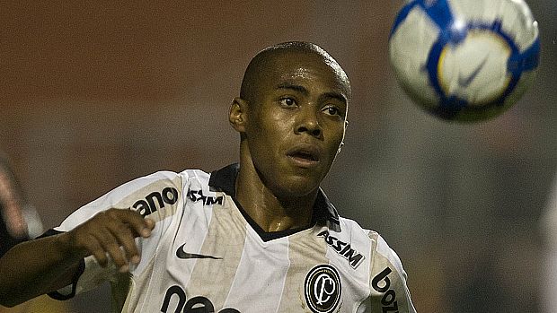 Corinthians acerta retorno do volante Elias