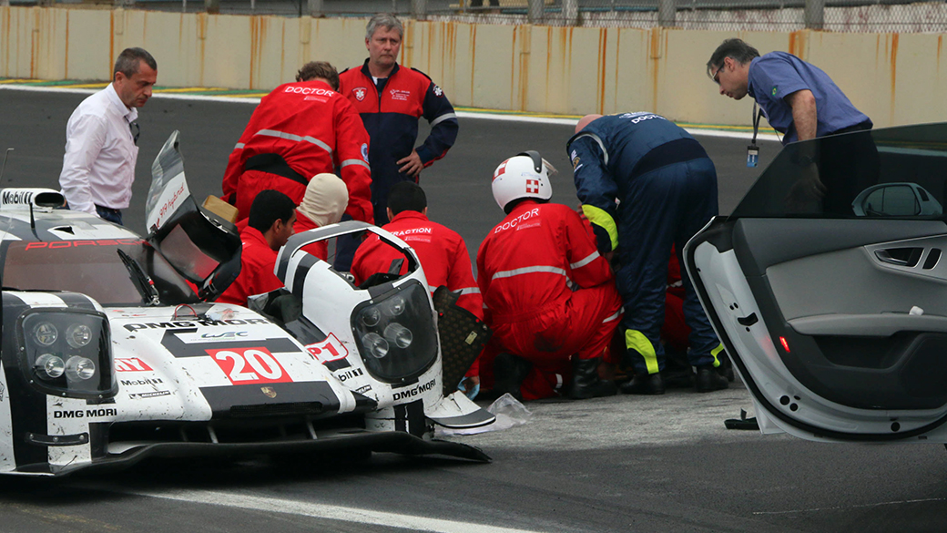 Mark Webber deixa hospital após acidente em Interlagos
