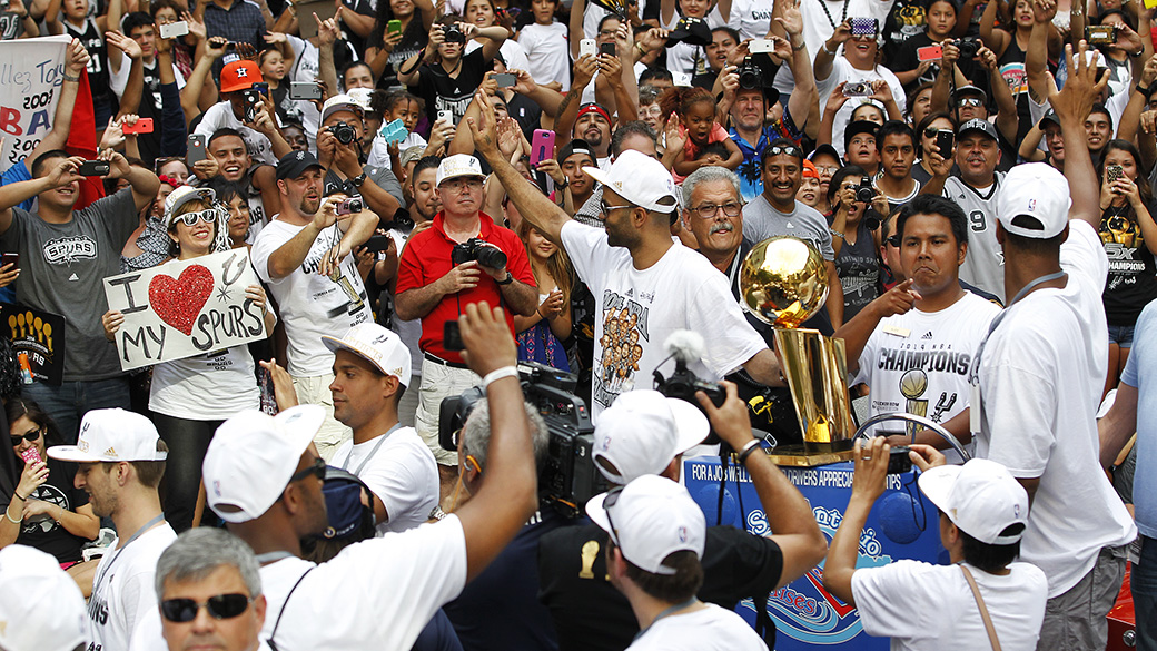 Festa do título dos Spurs toma as ruas de San Antonio