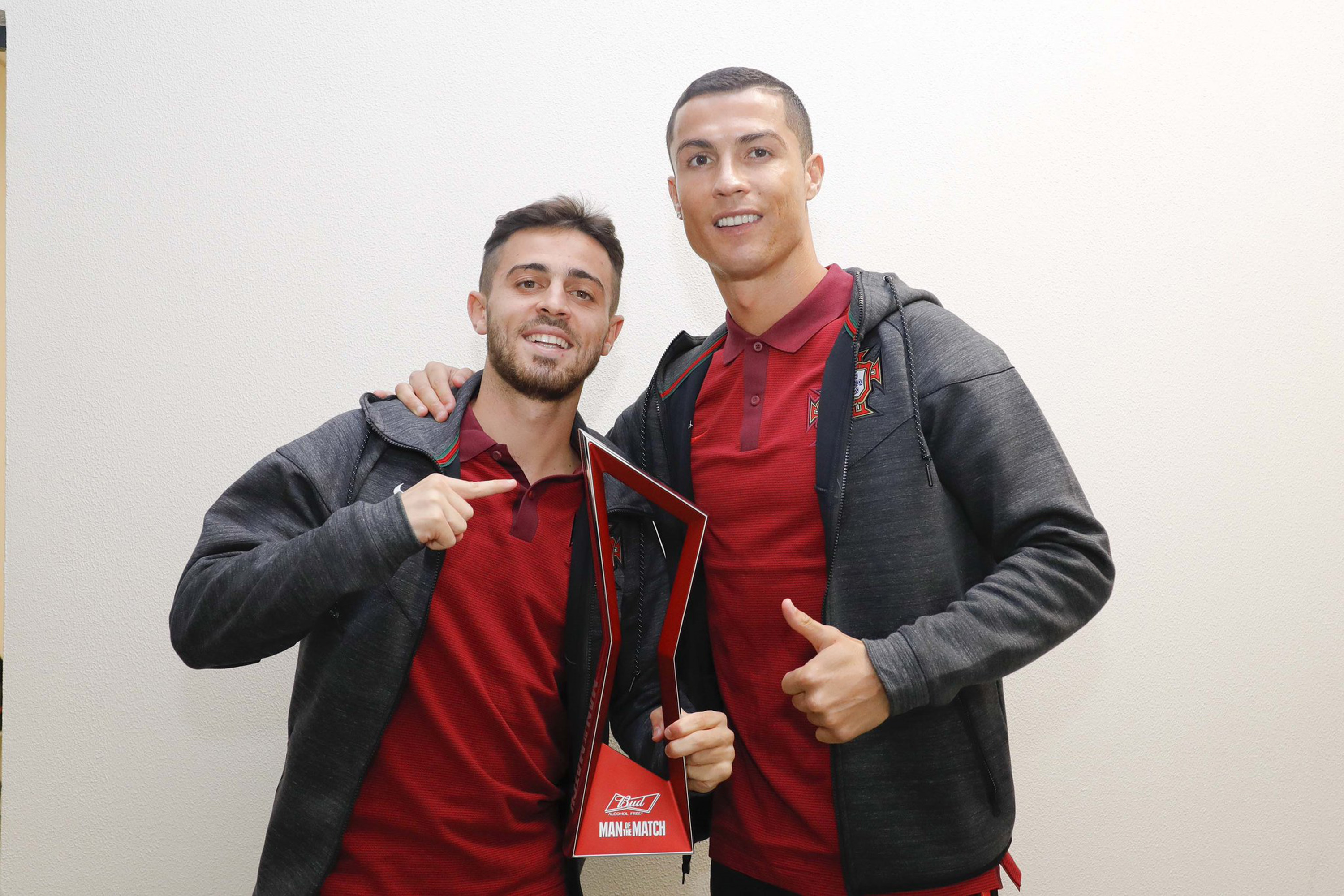 Cristiano Ronaldo presenteia colega com troféu de melhor em campo