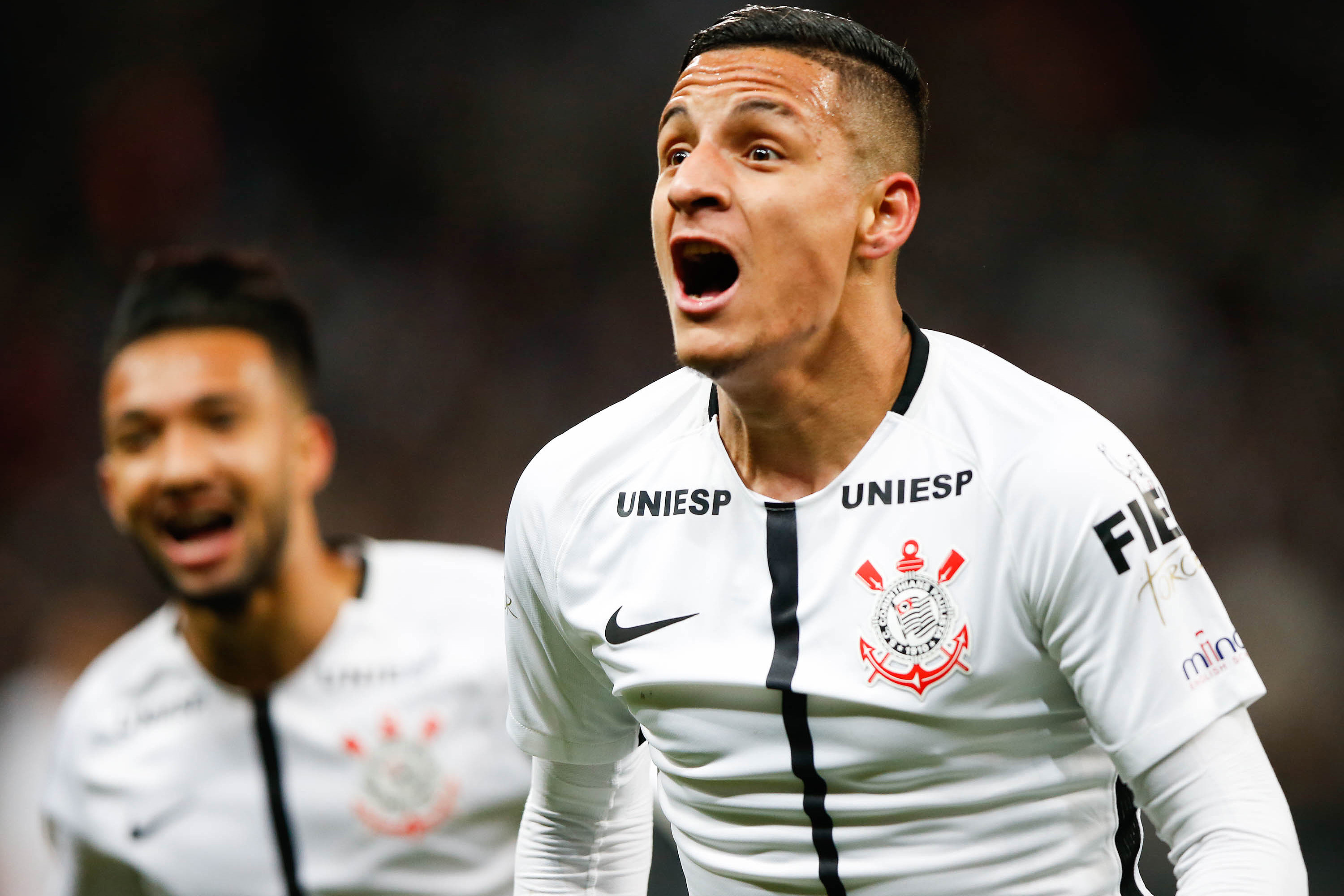 Arana, do Corinthians, posta ‘nude’ e depois se desculpa