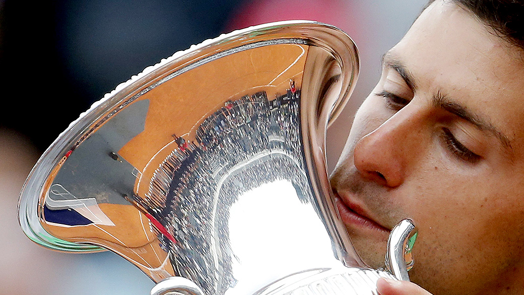 Novak Djokovic beija o troféu após vencer Rafael Nadal no Masters 1000 de Roma