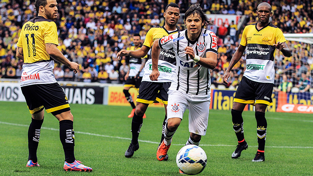 Corinthians volta a falhar pontaria e não sai do empate