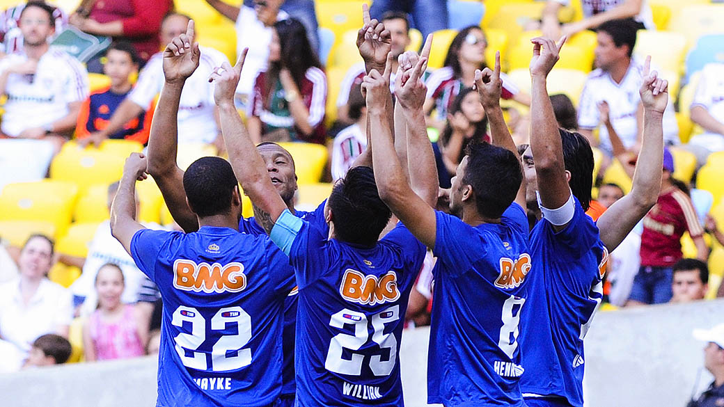 Fluminense marca no fim e empata com líder Cruzeiro