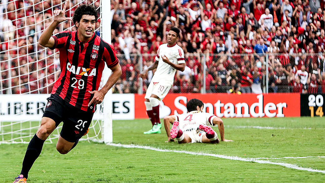 Libertadores: Atlético-PR vence por 3 a 0 e lidera Grupo 1