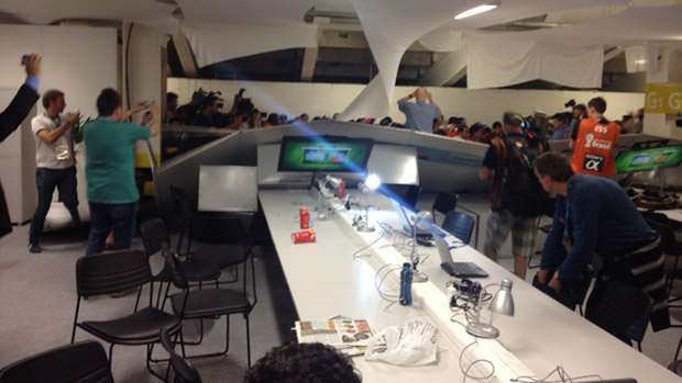 Torcedores chilenos invadem centro de mídia do Maracanã
