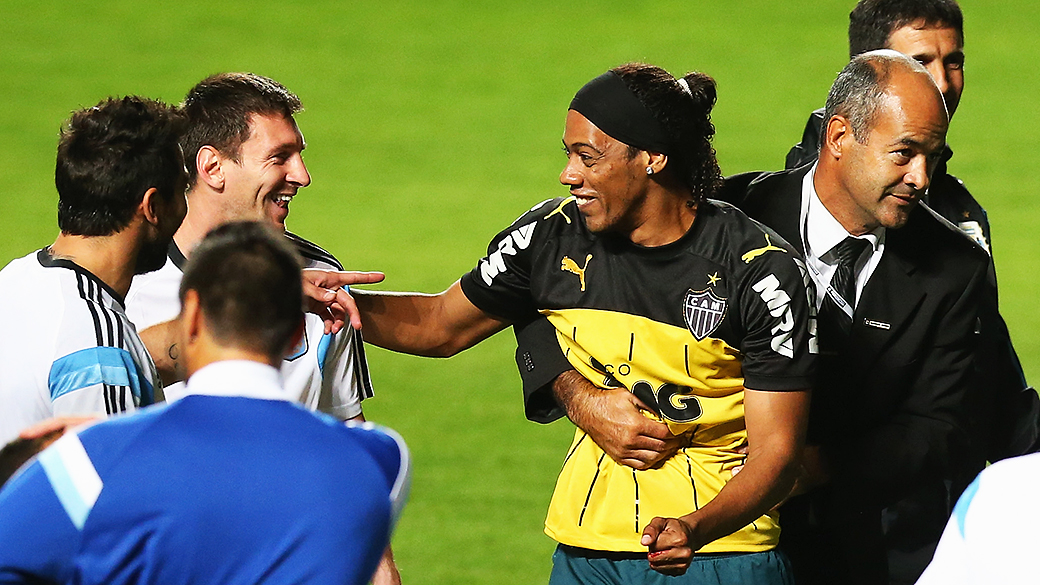 Sósia de Ronaldinho Gaúcho invade campo para abraçar Messi
