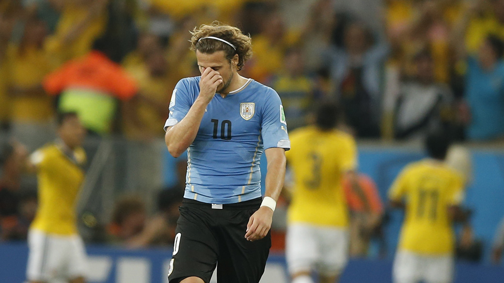 Uruguai protesta por Suárez, mas se rende à Colômbia