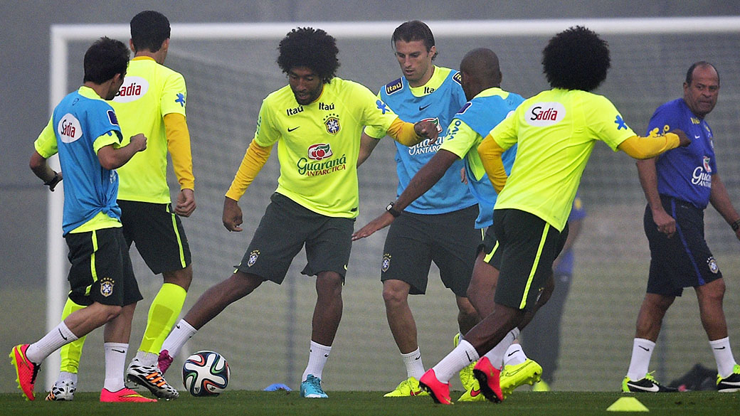 Neymar e David Luiz devem jogar contra a Colômbia