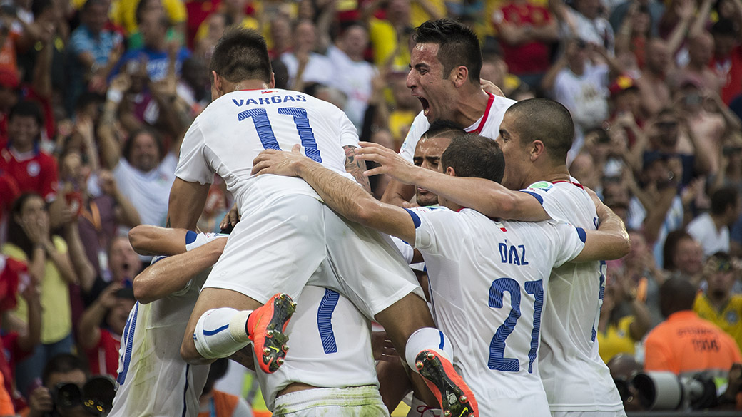 Jogadores do Chile comemoram o segundo gol contra a Espanha no Maracanã, no Rio