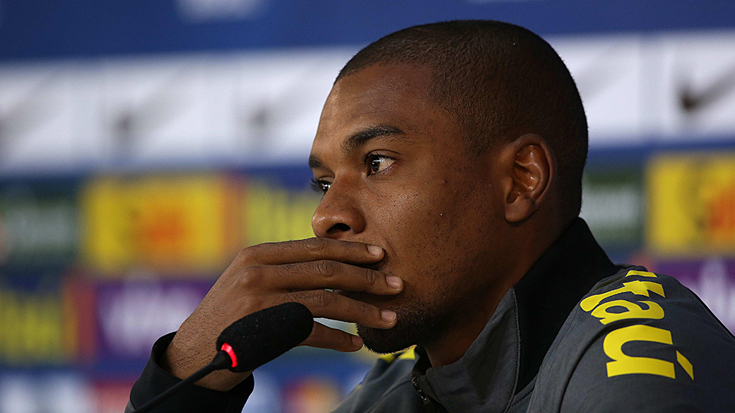 Fernandinho aponta Brasil como favorito ao título da Copa