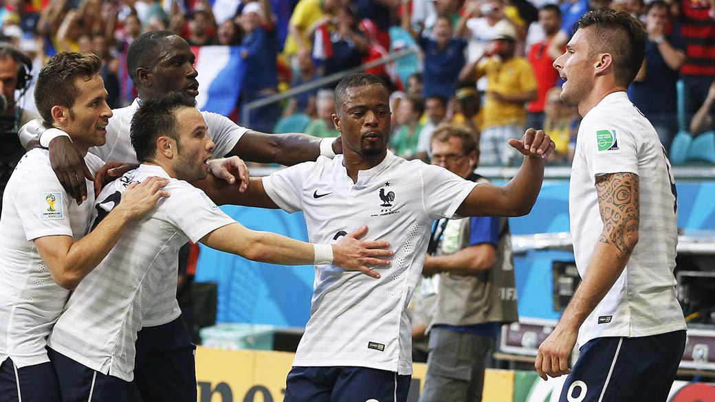 Jogadores da França comemoram gol contra a Suíça na Arena Fonte Nova, em Salvador