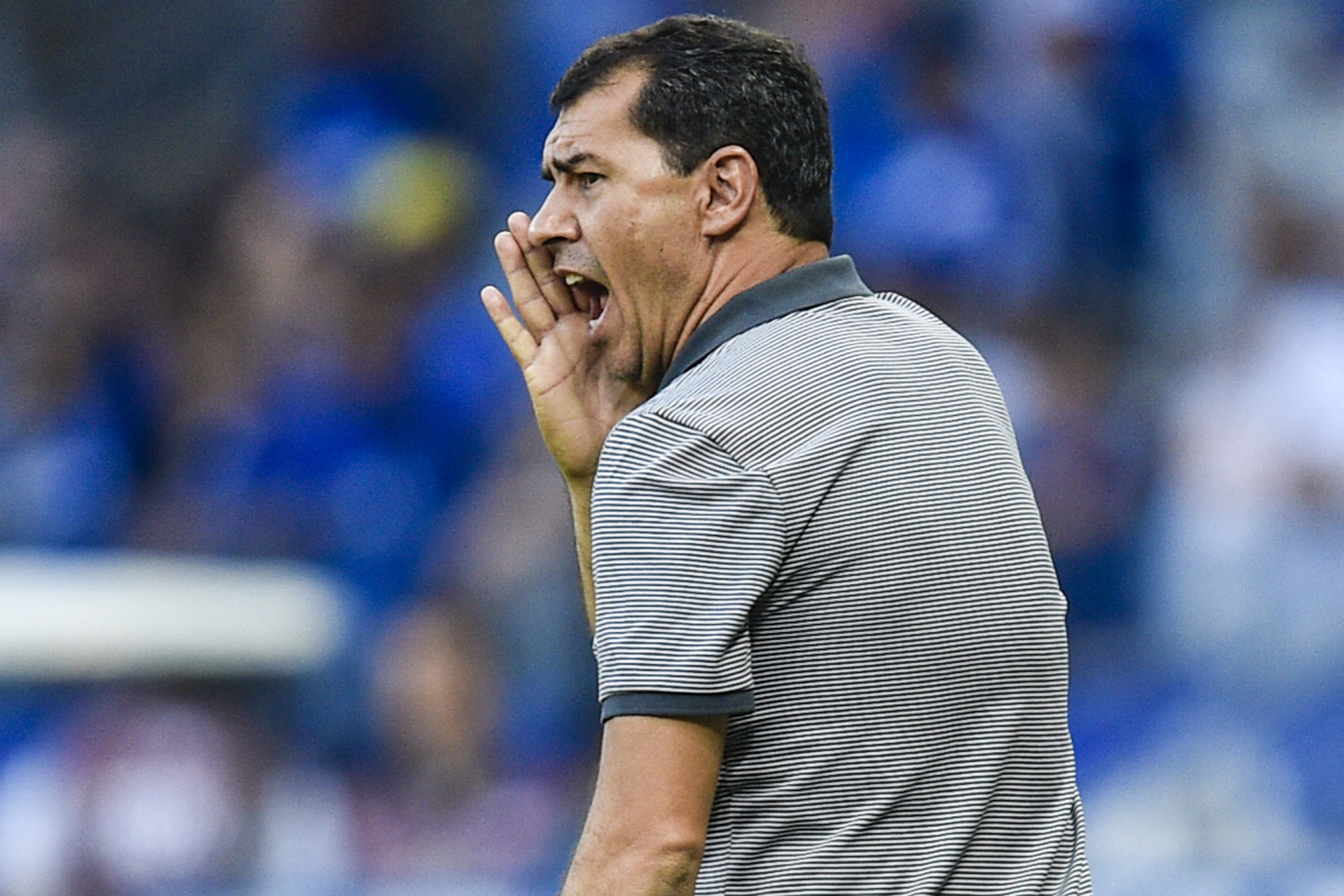 Carille saca jogadores contestados em teste para o clássico