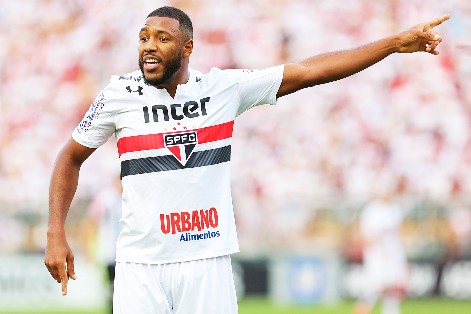 São Paulo acerta novo contrato com o volante Jucilei, até 2021