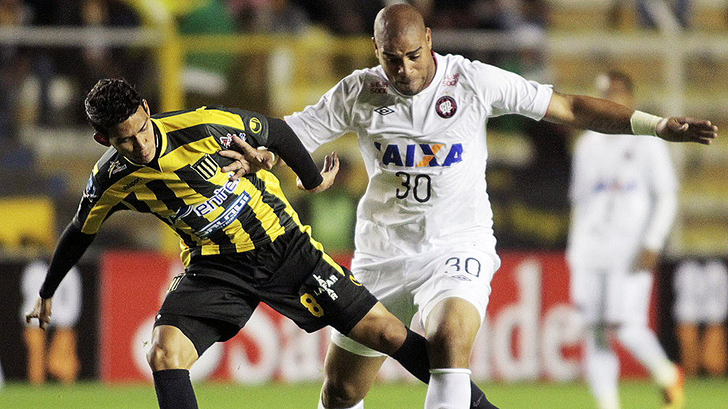 Adriano marca, mas Atlético-PR é eliminado da Libertadores