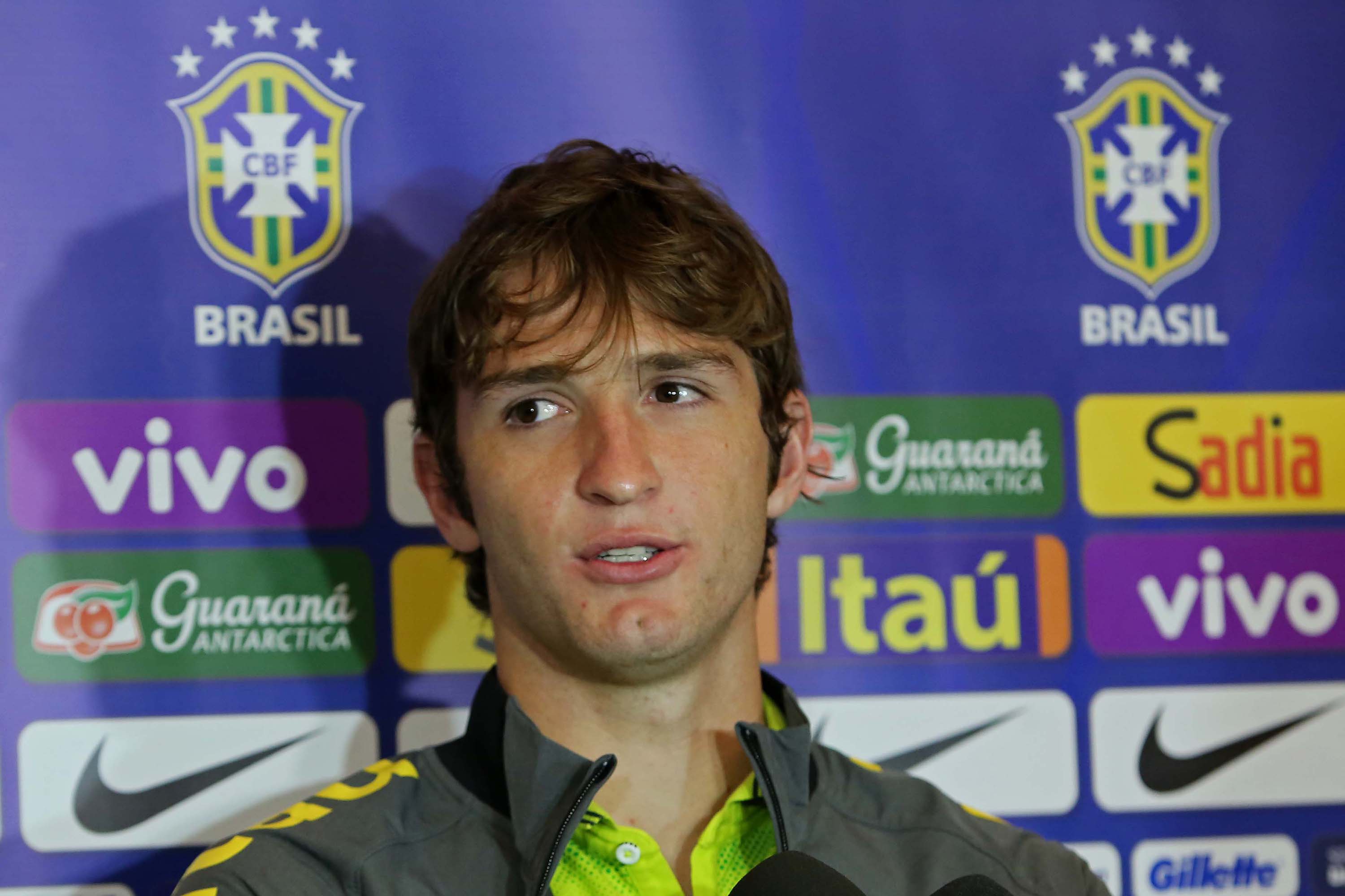 Mario Fernandes durante coletiva na seleção brasileira em Pequim no ano de 2014