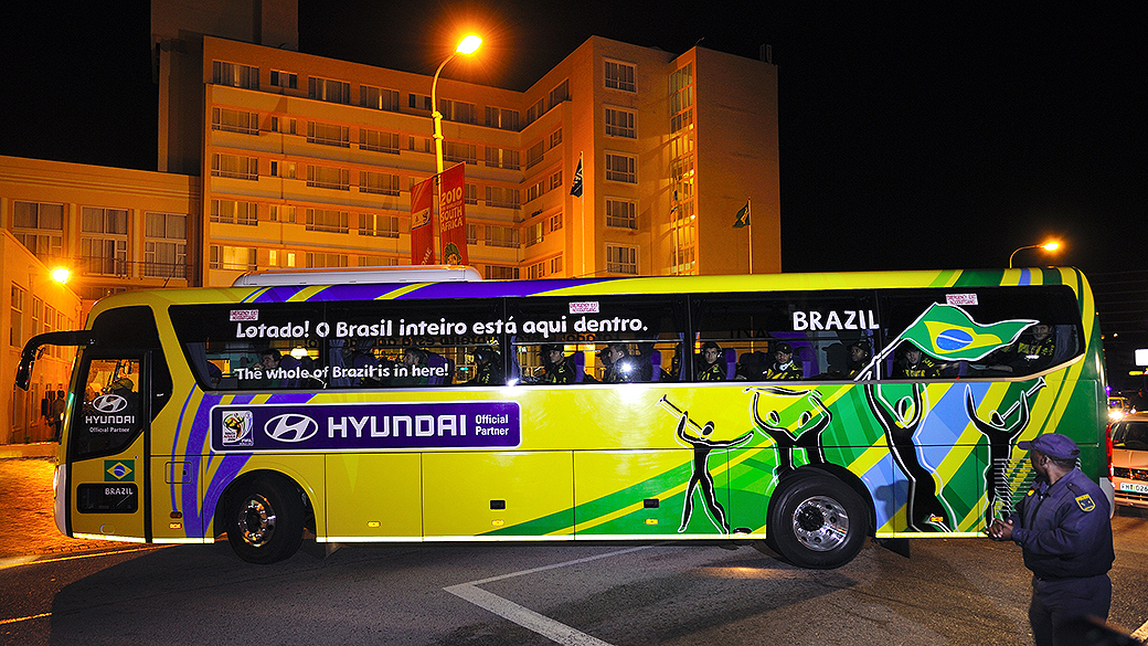 Frase no ônibus da seleção: ‘Preparem-se, o hexa está chegando!’